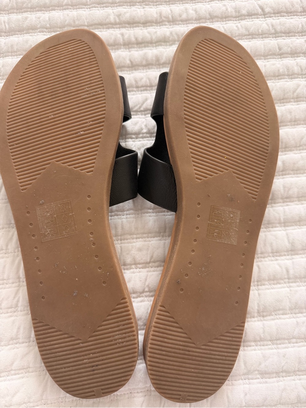 Steve Madden Black and Tan Slide Sandals - Picture 2 of 3